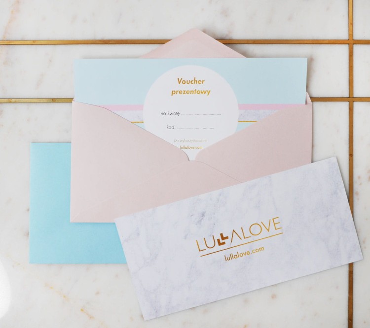 Voucher w wersji papierowej.